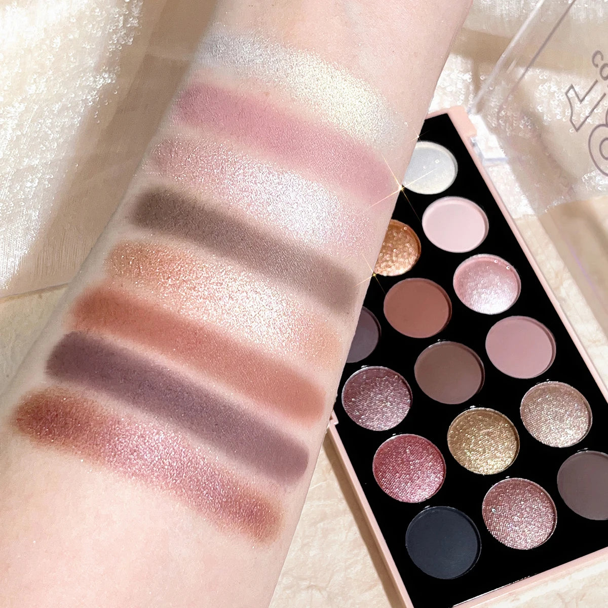 18-color eyeshadow palette, earth tone, European and American eyeshadow, matte and shimmer, versatile makeup